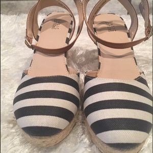 Basic Editions Espadrilles in Navy and Cream